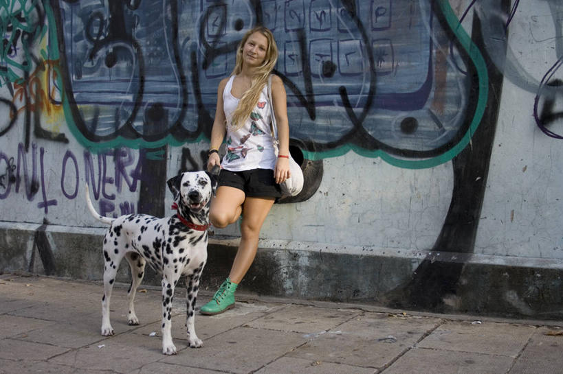 西方人,儿童,少年,头发,一个人,站,笑,微笑,横图,室外,白天,正面,满意,友谊,幸福,宠物,狗,鞋子,欧洲,欧洲人,仅一个男性,仅一个年轻女性,仅一个女性,仅一个人,短裤,服装,大麦町,包,背心,斑点,墙,挎包,首都,拿着,靴子,仅一个年轻男性,衣服,绿色,动物,靠,靠着,张嘴,金色,家畜,摄影,服饰,生活方式,衣着,穿着,肖像,张大嘴巴,狗链,机敏,衣饰,布宜诺斯艾利斯,式样,男人,男性,年轻男性,年轻女性,女孩,女人,女性,白种人,长发,张开嘴,上装,休闲活动,彩图,涂鸦,态度,纯种犬