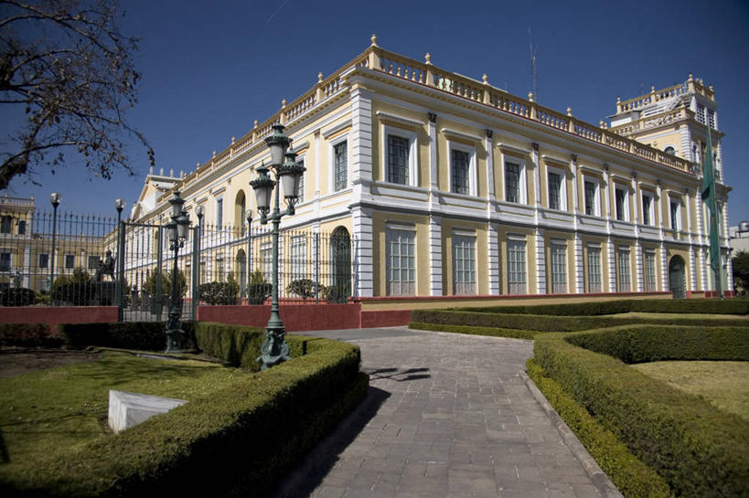 无人,横图,室外,白天,仰视,建筑,路灯,墨西哥,古城,小路,历史,废墟,天空,地标建筑,摄影,建造,园林,照明设备,拉丁美洲,文学,万里无云,墨西哥文化,树篱,彩图,低角度拍摄,旅行,传统文化,墨西哥州,花园路