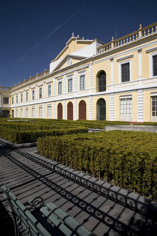 无人,竖图,室外,白天,建筑,墨西哥,阴影,柱子,长椅,拱门,古城,历史,废墟,座位,天空,地标建筑,摄影,建造,园林,拉丁美洲,文学,万里无云,墨西哥文化,树篱,钟,彩图,旅行,传统文化,墨西哥州