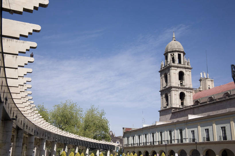 无人,广场,教堂,横图,室外,白天,建筑,墨西哥,柱子,云,拱门,塔,历史,废墟,树,天空,地标建筑,摄影,宗教,拉丁美洲,万里无云,灵性,墨西哥文化,彩图,旅行,大教堂,传统文化,墨西哥州