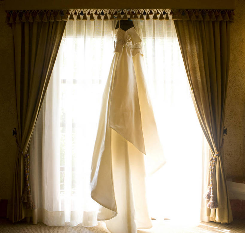 无人,横图,室内,白天,婚纱,婚礼,窗户,窗帘,日光,墨西哥,吊挂,悬挂,准备,庆祝,轨道,挂,白色,装饰物,摄影,拉丁美洲,贡献,彩图,窗帘轨道
