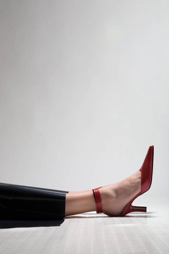 成年人,腿,一个人,躺,竖图,室内,白色背景,高跟鞋,时尚,鞋子,仅一个年轻女性,仅一个女性,仅一个人,休闲装,衣服,红色,白色,放松,人体,摄影,四肢,年轻女性,女人,女性,年轻人,彩图,影棚拍摄,魅力