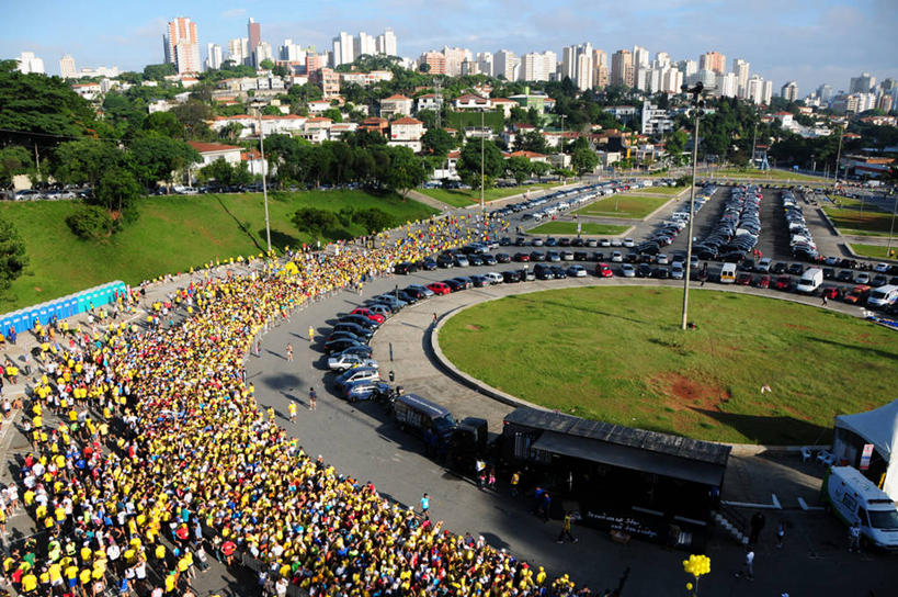 成年人,停车场,横图,竖图,俯视,室外,白天,运动服,天际线,路,摩天大楼,汽车,树,活力,摄影,决心,群众,长跑,挑战,敌对,圣保罗,马拉松赛跑,男人,女人,彩图,高角度拍摄