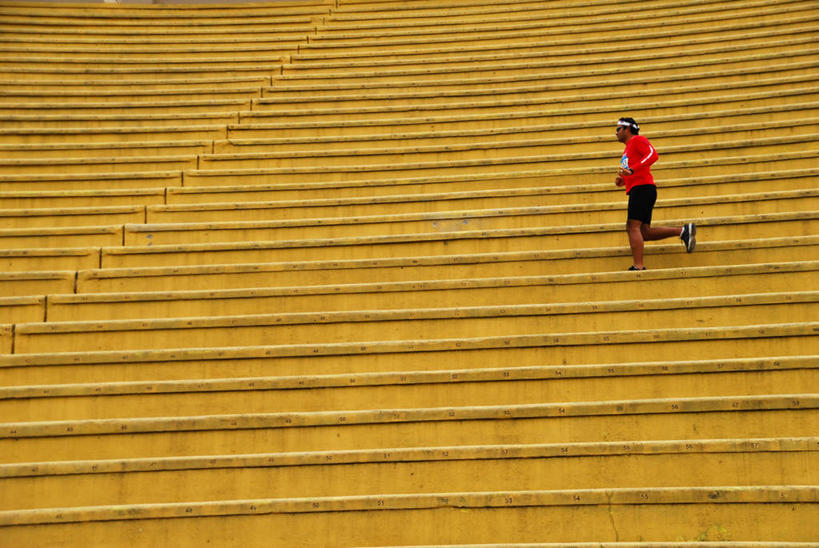 成年人,一个人,跑,横图,室外,白天,侧面,运动服,仅一个男性,看台,训练,体育场,黄色,摄影,马拉松赛跑,彩图