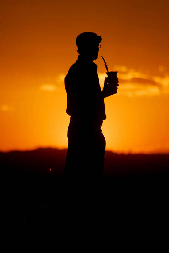 成年人,一个人,牛仔,站,竖图,室外,旅游,度假,美景,日落,仅一个男性,喝,朦胧,模糊,景观,娱乐,自然,吸管,享受,休闲,思考,景色,放松,摄影,自然风光,剪影,圣卡塔琳娜,马黛茶,巴西文化,彩图