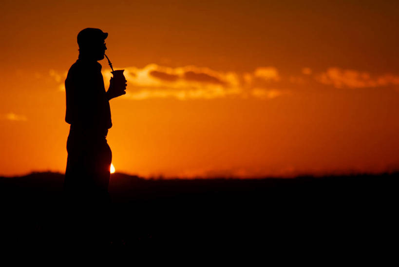 成年人,一个人,牛仔,站,横图,室外,留白,侧面,旅游,度假,美景,日落,仅一个男性,喝,朦胧,模糊,景观,娱乐,自然,吸管,享受,休闲,思考,景色,放松,摄影,自然风光,剪影,圣卡塔琳娜,马黛茶,巴西文化,彩图