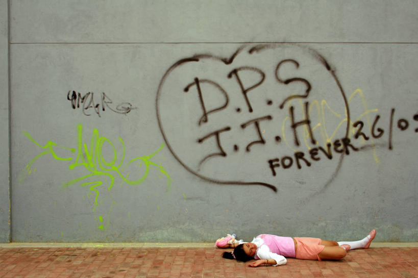 儿童,一个人,躺,横图,室外,白天,纯洁,懒惰,城市,玩具,哥伦比亚,仅一个女性,仅一个人,墙,人行道,首都,小孩,仅一个小孩,南美,可爱,童年,童趣,摄影,英文字母,尸体,死亡,不幸,童真,烂漫,无邪,悲哀,波哥大,尸身,遗体,受害者,天真,女孩,女人,女性,孩子,睡觉,彩图,涂鸦,尸首,女生,短语