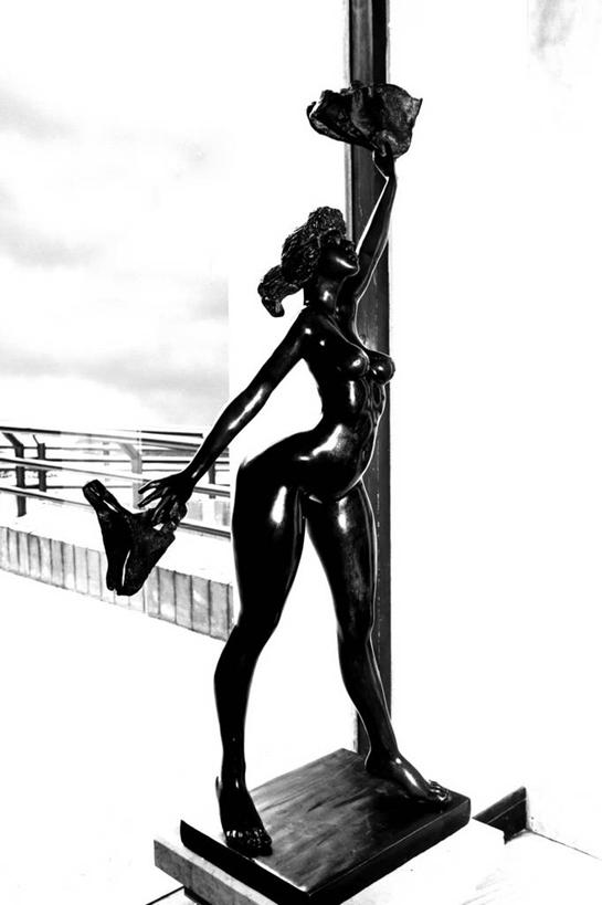 裸体,无人,举,竖图,黑白,室内,白天,雕塑,哥伦比亚,艺术,装饰,雕刻,雕像,首都,现代,黑色,工艺品,南美,摄影,纪念,美术,主题,手艺,陈列,功能,美学,波哥大,美术工艺