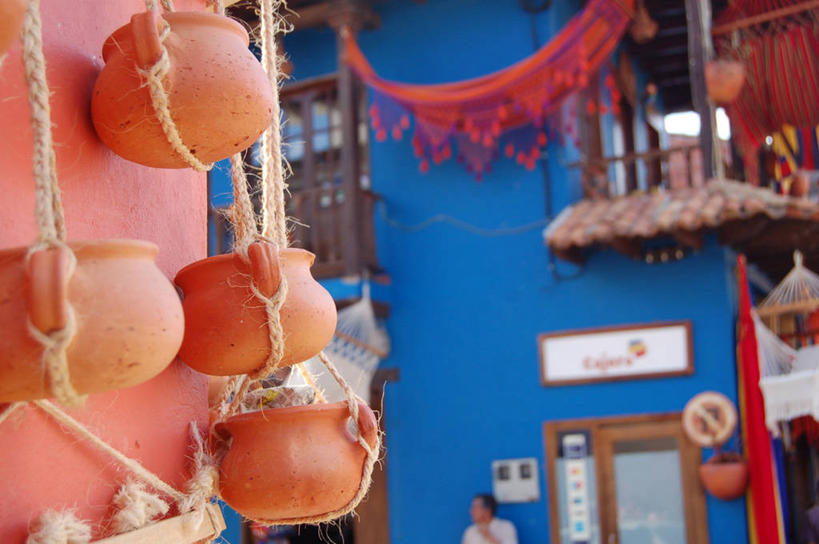 横图,室外,白天,吊挂,悬挂,墙,城镇,挂,绳子,工艺品,陶器,摄影,手艺,彩图,旅行