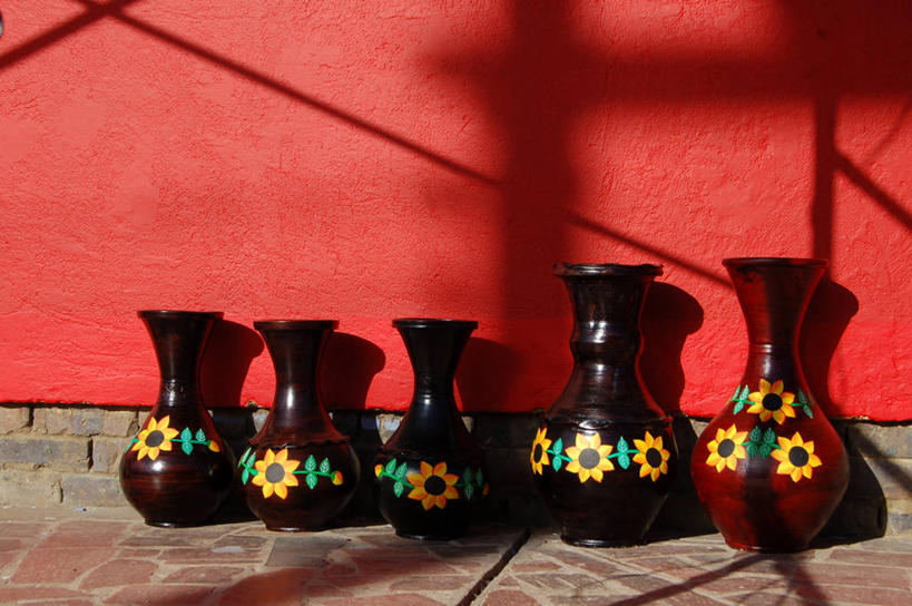 无人,横图,室外,白天,花瓶,一排,花纹,整齐,墙,排列,工艺品,陶器,摄影,多样,队列,手艺,一致,彩图