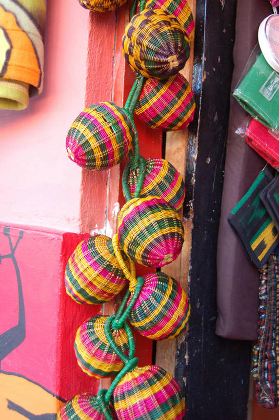 无人,竖图,室外,白天,吊挂,悬挂,条纹,篮子,墙,门口,挂,工艺品,摄影,钱包,手艺,彩图,旅行