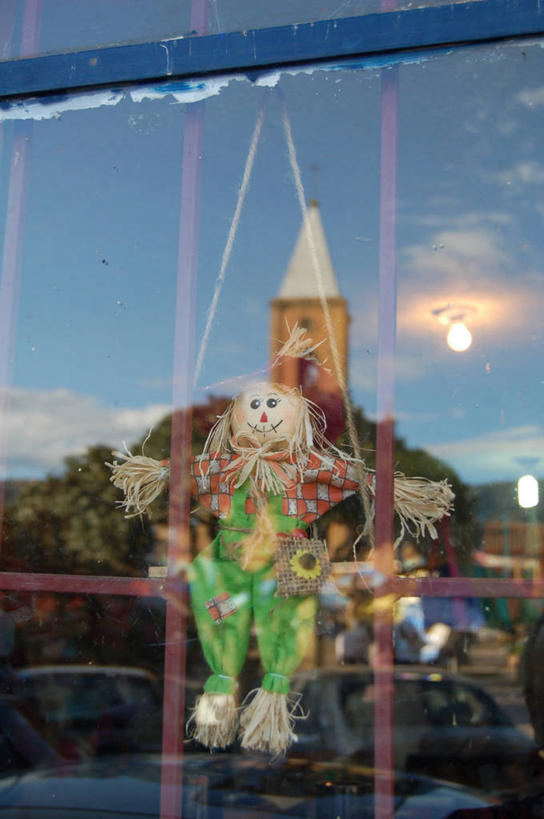 无人,竖图,室外,白天,窗户,玩具,发光,塔,工艺品,摄影,布娃娃,电灯泡,手艺,彩图