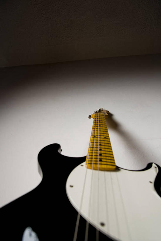 无人,竖图,白色背景,表演,电吉他,吉他,弦乐器,音乐,白色,黑色,摄影,噪声,音乐人,放音设备,彩图,影棚拍摄,摇摆舞