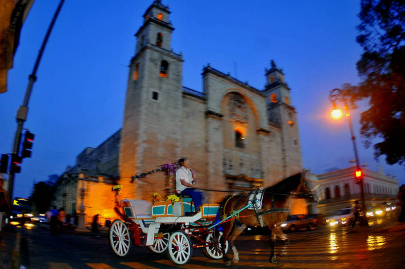 成年人,一个人,横图,室外,运动模糊,夜生活,城市,建筑,街道,路灯,马,墨西哥,仅一个男性,黄昏,摄影,拉丁美洲,墨西哥文化,彩图,大教堂