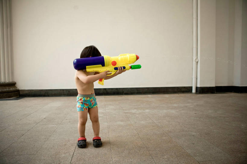 婴儿,儿童,一个人,站,横图,室内,白天,纯洁,上海,仅一个男性,仅一个人,裸露,小孩,仅一个小孩,可爱,童年,童趣,摄影,活泼,宝宝,瞄准,裸,童真,纯真,烂漫,无邪,玩具水枪,伶俐,天真,男孩,男人,男性,亚洲人,中国人,孩子,彩图,男生,独处