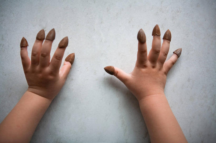 儿童,手,一个人,横图,俯视,特写,纯洁,仅一个男性,仅一个人,灰色背景,小孩,仅一个小孩,可爱,童年,童趣,人体,摄影,幽默,部分,童真,烂漫,无邪,鹰爪,天真,男孩,男人,男性,中国人,孩子,彩图,高角度拍摄,影棚拍摄,男生