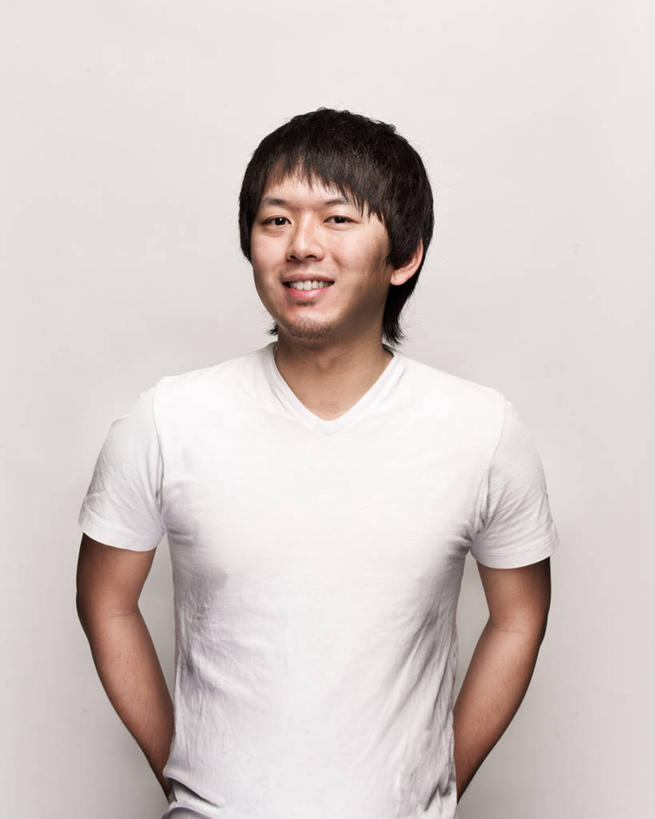 成年人,头发,一个人,微笑,竖图,正面,幸福,仅一个男性,仅一个人,米色背景,T恤,休闲装,仅一个年轻男性,白色,黑色,摄影,肖像,背手,男人,男性,年轻男性,年轻人,半身,彩图,影棚拍摄