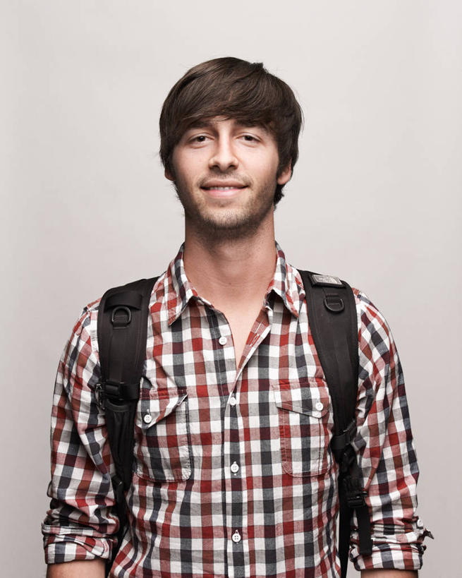 成年人,一个人,学生,微笑,竖图,正面,衬衫,幸福,仅一个男性,仅一个人,米色背景,休闲装,仅一个年轻男性,摄影,肖像,背包客,男人,男性,年轻男性,年轻人,半身,彩图,影棚拍摄,胡茬