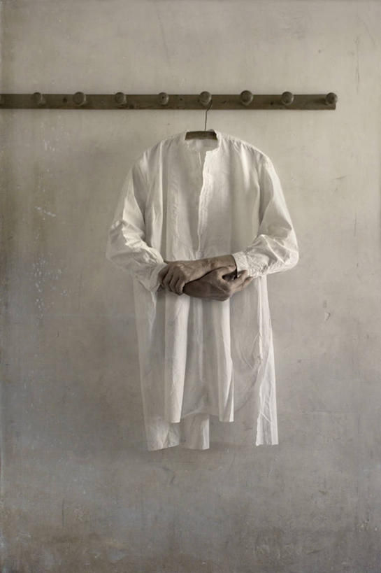 手,无人,竖图,室内,衬衫,时尚,衣架,法国,欧洲,吊挂,悬挂,艺术,墙,挂,数码合成,一个,幻想,人体,摄影,单个,古董,基督教,西欧,文学,法兰西,法兰西共和国,法兰西第五共和国,灵性,朗格多克.鲁西永,朗格多克.鲁西永大区,彩图,鬼,反话,超现实主义,流派,艺术流派,贝塞尔