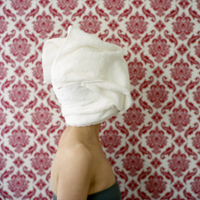 成年人,脸,头,脸颊,一个人,方图,室内,侧面,神秘,壁纸,日本,仅一个女性,花纹,包裹,包装,纺织物,肩膀,毛巾,清洁,遮,遮掩,摄影,保暖,幽默,掩盖,遮挡,捉迷藏,身份,透气,遮盖,防水,掩饰,恶作剧,储水,耐磨,吸水,头部,脸部,脸蛋,面部,彩图