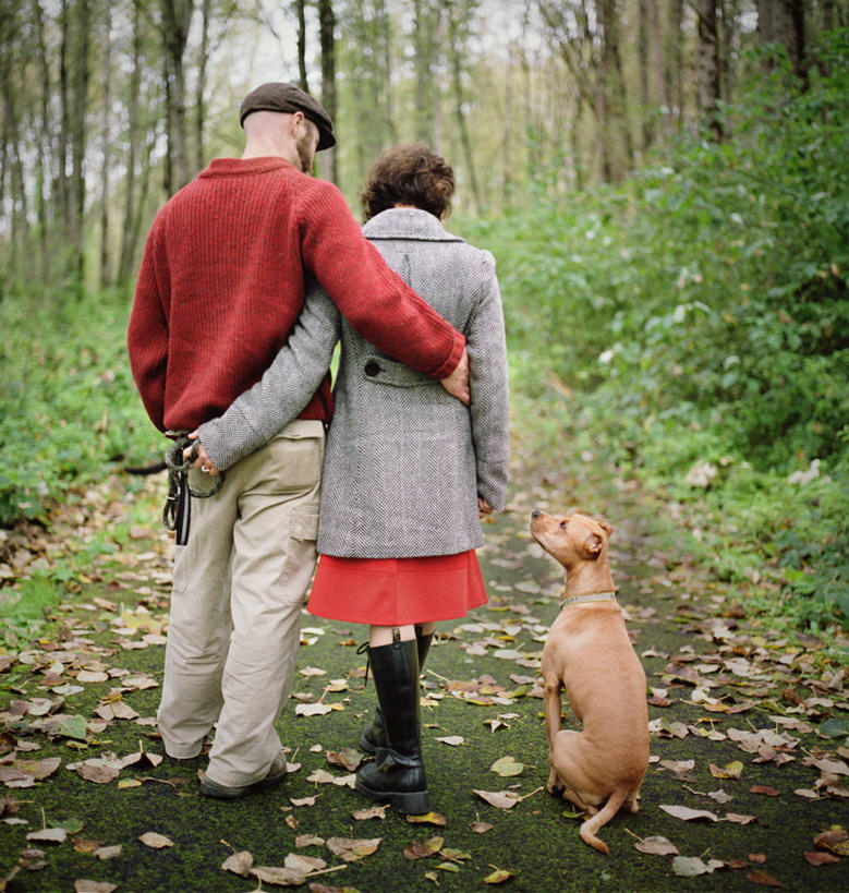 成年人,中年人,两个人,坐,竖图,室外,白天,树林,植物,狗,美国,连接,拿着,休闲装,树,背面,自然,家畜,搭,摄影,搭着,狗链,俄勒冈州,波特兰,异性恋,中年男性,中年女性,步行,彩图,爱,伴侣,软帽