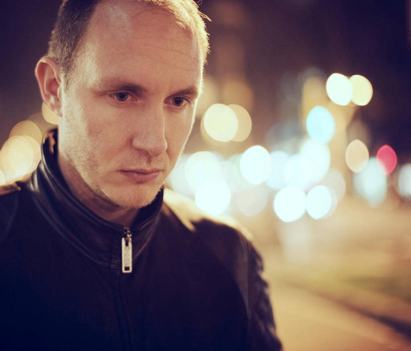 西方人,成年人,中年人,脸,头,脸颊,一个人,横图,室外,夜晚,路灯,西班牙,欧洲,巴塞罗那,欧洲人,仅一个男性,仅一个人,仅一个中年男性,休闲装,肩膀,思考,摄影,写实,悲哀,担心,男人,男性,中年男性,白种人,头部,脸部,脸蛋,面部,彩图,发际线后移