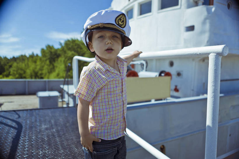 西方人,儿童,一个人,栏杆,站,横图,室外,白天,纯洁,植物,船,欧洲,欧洲人,仅一个男性,仅一个人,云,渔船,拿着,休闲装,小孩,天空,仅一个小孩,鸭舌帽,可爱,童年,童趣,运输,摄影,肖像,童真,渴望,烂漫,无邪,水手帽,立陶宛共和国,天真,男孩,男人,男性,白种人,孩子,半身,彩图,男生