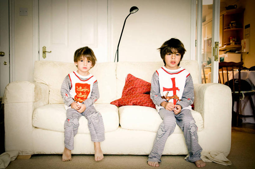 西方人,儿童,头发,一个人,两个人,兄弟,坐,横图,室内,白天,正面,纯洁,信心,沙发,英国,欧洲,欧洲人,仅一个男性,仅一个人,小孩,仅一个小孩,赤脚,金色,可爱,童年,童趣,摄影,专心,起居室,童真,烂漫,无邪,写实,天真,男孩,男人,男性,白种人,孩子,彩图,男生