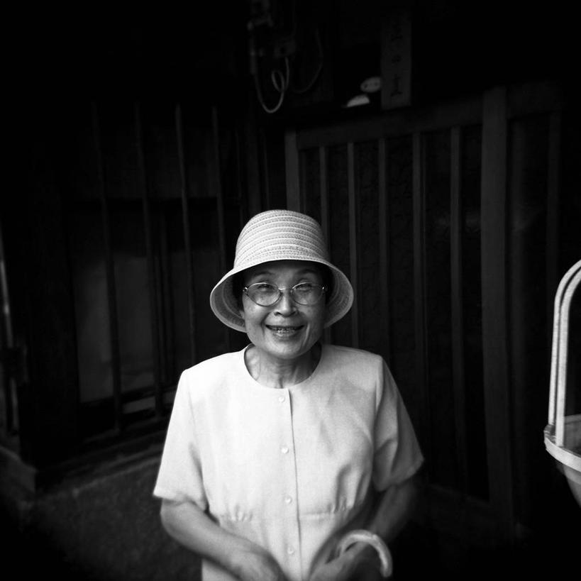 东方人,成年人,老年人,一个人,站,微笑,方图,黑白,室内,满意,幸福,信心,帽子,日本,亚洲,仅一个女性,仅一个人,日本文化,眼镜,房屋,休闲装,黄种人,日本人,摄影,仅一个老年女性,退休,肖像,大阪府,大阪市,老年女性,女人,女性,亚洲人,半身