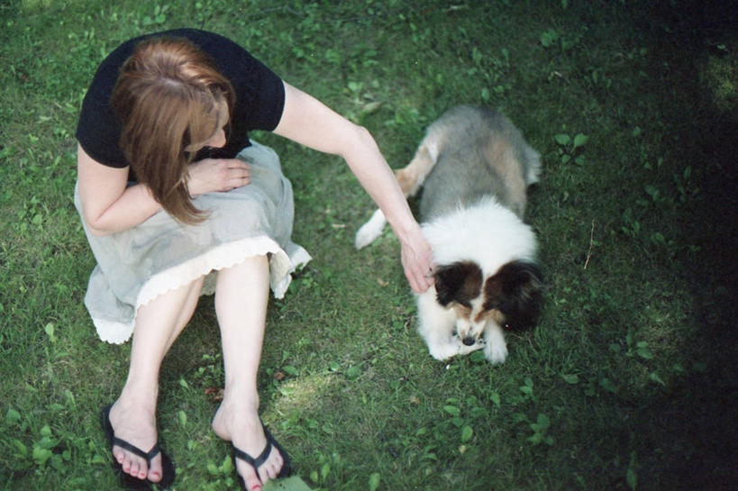 成年人,中年人,一个人,坐,横图,俯视,室外,白天,宠物,狗,美国,仅一个女性,仅一个人,休闲装,草,拖鞋,仅一个中年女性,家畜,放松,摄影,爱抚,喜乐蒂牧羊犬,明尼苏达,女人,女性,中年女性,彩图,高角度拍摄