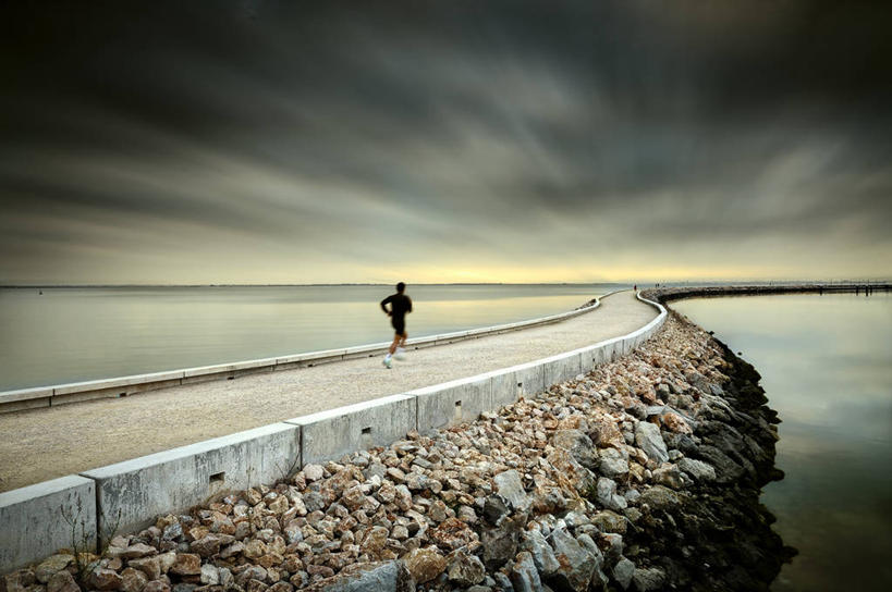 成年人,一个人,跑,横图,室外,锻炼,日出,海洋,葡萄牙,仅一个男性,水平线,小路,首都,里斯本,背面,自然,摄影,宁静,慢跑,岩石,彩图