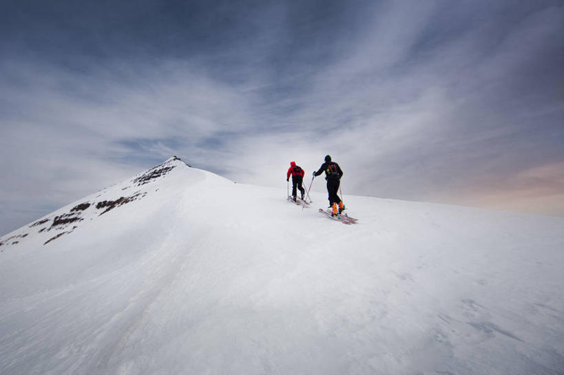 两个人,横图,室外,白天,运动,美景,山,雪,雪山,景观,冬天,背面,天空,自然,景色,寒冷,摄影,自然风光,滑雪服,滑雪运动,冒险,休闲活动,步行,彩图,西峡湾区
