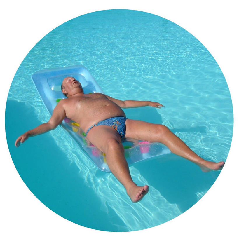 西方人,成年人,老年人,一个人,游泳池,躺,方图,俯视,室外,白天,度假,水,希腊,欧洲,欧洲人,仅一个男性,仅一个人,内衣,裸露,仅一个老年男性,休息,赤脚,气垫床,放松,摄影,裸,克里特岛,老年男性,男人,男性,白种人,休闲活动,仰卧,彩图,高角度拍摄