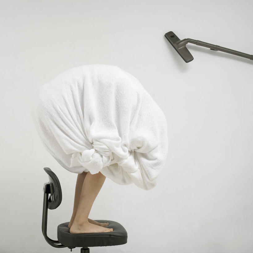 成年人,一个人,站,方图,室内,白色背景,椅子,日本,仅一个女性,弯腰,包装,毯子,灯,白色,摄影,想法,彩图,影棚拍摄