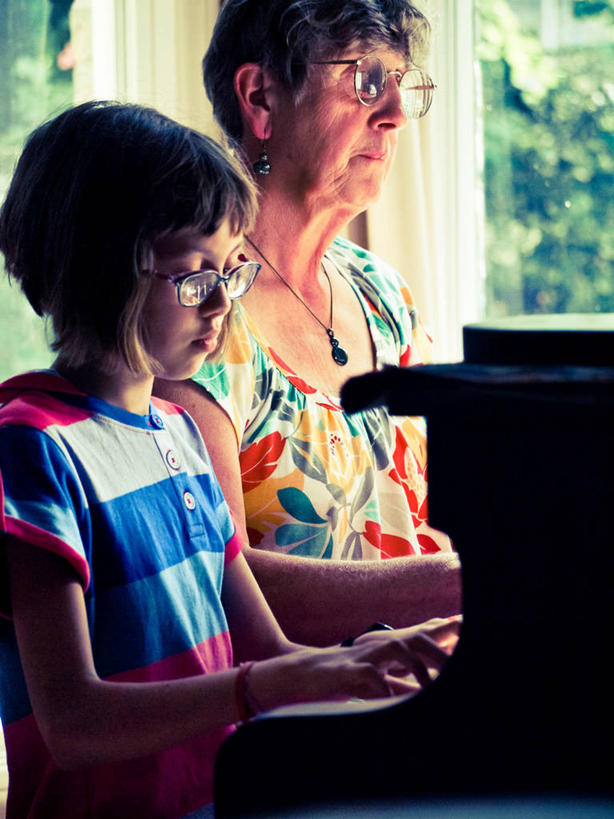 儿童,成年人,老年人,两个人,祖母,竖图,室内,白天,纯洁,英国,连接,眼镜,钢琴,首都,音乐,休闲装,小孩,可爱,童年,童趣,摄影,童真,烂漫,无邪,天真,老年女性,女孩,女人,女性,孩子,孙女,半身,彩图