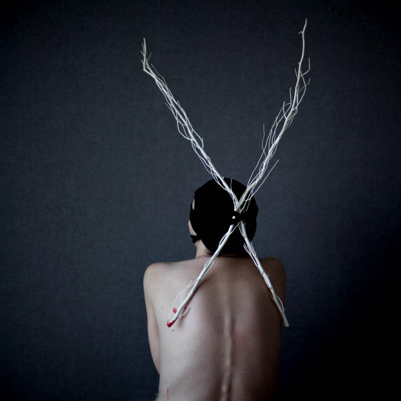 成年人,一个人,斗牛士,方图,性感,法国,仅一个女性,黑色背景,十字形,木制,枝,背面,个性,人体,摄影,后背,想法,半身,彩图,影棚拍摄