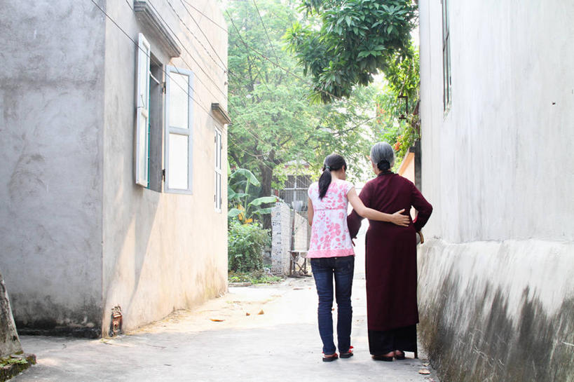 成年人,老年人,两个人,祖母,横图,室外,白天,建筑,越南,连接,首都,休闲装,树,背面,摄影,支撑,关爱,河内,老年女性,年轻女性,女人,女性,年轻人,孙女,步行,彩图