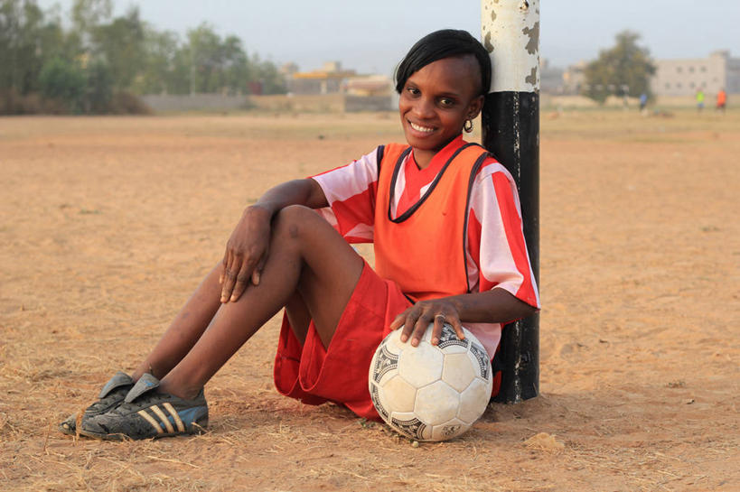 成年人,一个人,坐,横图,室外,白天,运动服,快乐,幸福,运动,信心,足球,非洲,马里,仅一个年轻女性,仅一个女性,仅一个人,首都,足球运动员,树,靠,靠着,个性,摄影,肖像,阿非利加洲,巴马科,马里共和国,西非,年轻女性,女人,女性,非洲人,年轻人,彩图