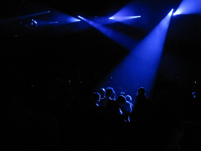 成年人,站,横图,室内,夜生活,英国,表演,许多人,音乐,蓝色,一群人,摄影,聚光灯,照亮,剪影,音乐会,男人,女人,休闲活动,彩图,演奏会