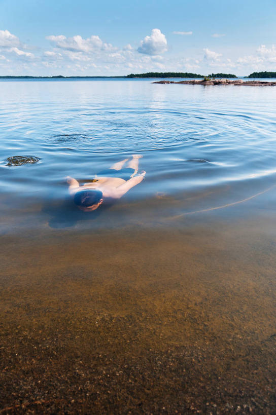 成年人,一个人,竖图,室外,白天,度假,探险,湖,瑞典,仅一个男性,泳裤,沙子,云,天空,乐趣,摄影,享乐,彩图