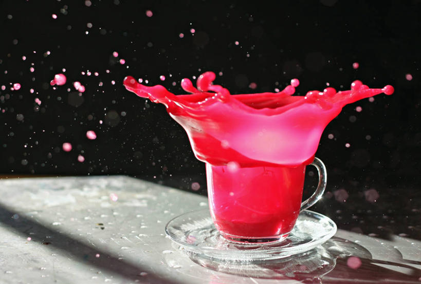 无人,横图,水,欧洲,黑色背景,溅,水滴,杯,红色,茶碟,摄影,想法,彩图,影棚拍摄