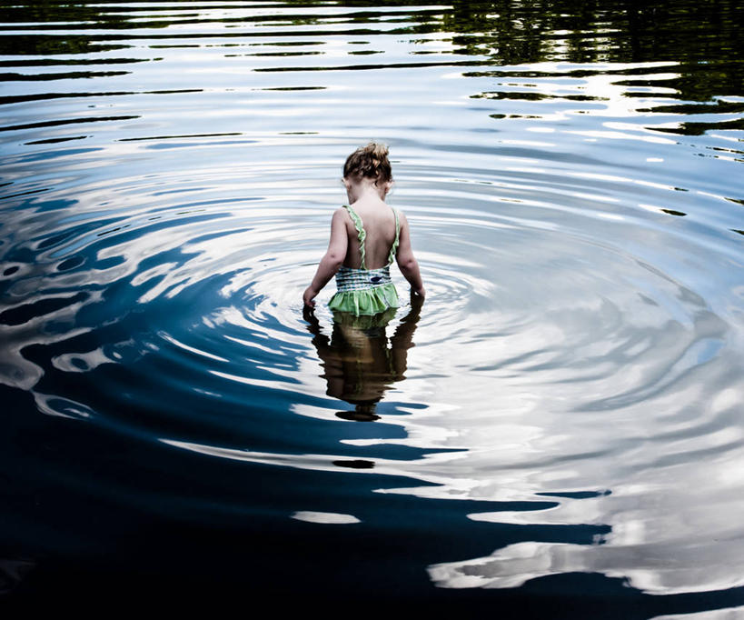 西方人,儿童,一个人,横图,室外,白天,泳装,纯洁,水,欧洲,美国,欧洲人,仅一个女性,仅一个人,波纹,反射,圆形,小孩,背面,仅一个小孩,可爱,童年,童趣,摄影,童真,烂漫,无邪,伯灵顿,康涅狄格州,无忧无虑,天真,女孩,女人,女性,白种人,孩子,半身,彩图,女生,幼儿