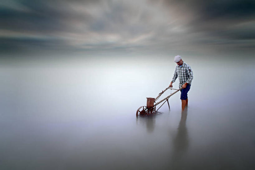 西方人,成年人,中年人,一个人,农民,站,横图,室外,白天,留白,长时间曝光,异乎寻常,农业,海洋,水,葡萄牙,欧洲,欧洲人,仅一个男性,仅一个人,仅一个中年男性,工作,云,拿着,休闲装,自然,播种,摄影,男人,男性,中年男性,白种人,彩图,耕地,独处,耕犁