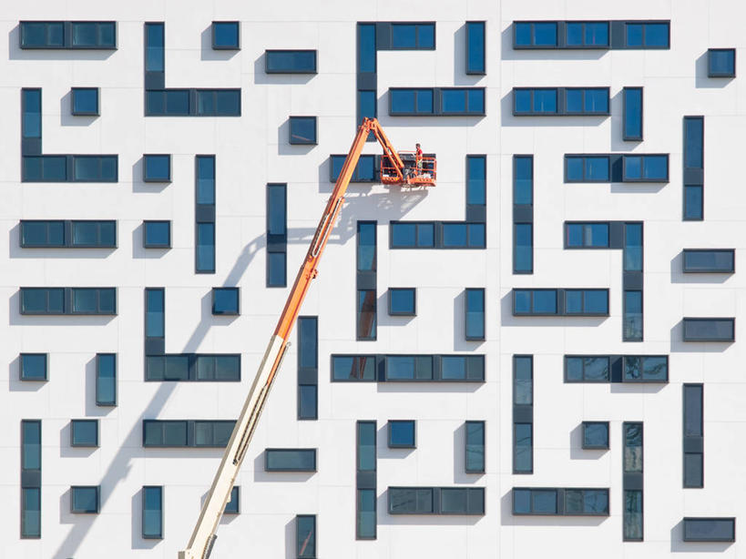 成年人,一个人,横图,室外,白天,技术,城市,建筑,西班牙,仅一个男性,设备,吊车,施工,工人,交通工具,机械,起重机,摄影,吊机,工程,载具,工作车,施工车,汽车吊,维多利亚,阿拉瓦省,员工,清洗,彩图,匠人,劳动者,体力工