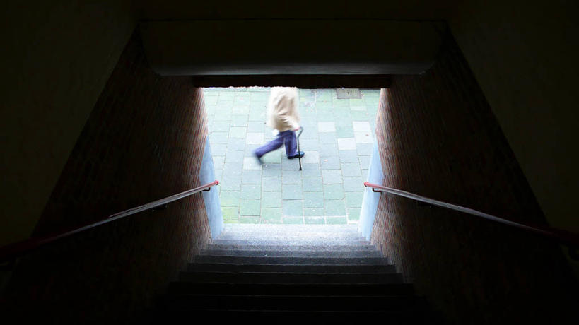 成年人,老年人,一个人,横图,室内,白天,楼梯,门,荷兰,仅一个男性,仅一个人,人行道,首都,仅一个老年男性,摄影,阿姆斯特丹,老年男性,男人,男性,步行,彩图