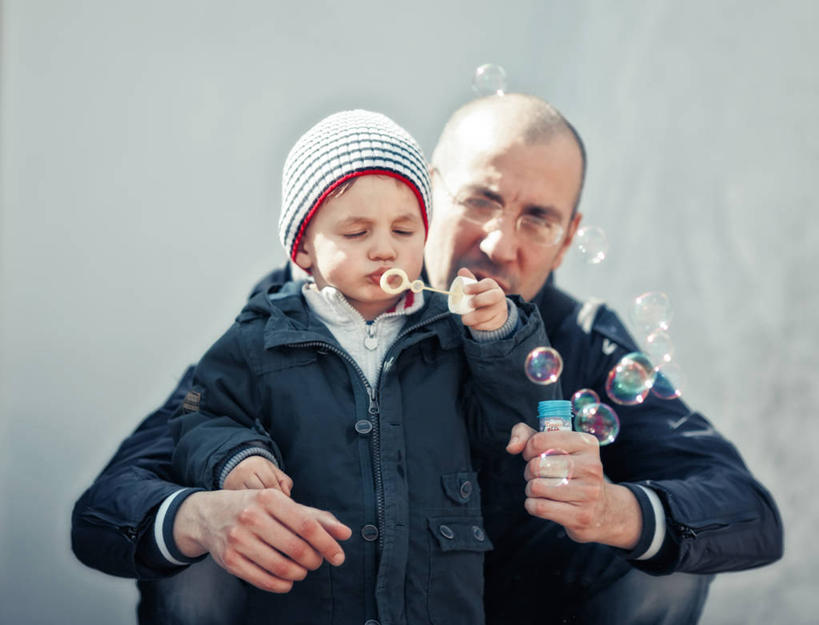 婴儿,儿童,成年人,中年人,秃头,两个人,叔叔,侄子,横图,室外,白天,正面,纯洁,帽子,意大利,连接,肥皂泡,眼镜,拿着,休闲装,吹泡泡,吹气,小孩,泡泡,可爱,童年,摄影,活泼,协助,宝宝,肖像,纯真,烂漫,无邪,写实,编织帽,伶俐,天真,男性,中年男性,孩子,光头,无发,半身,彩图