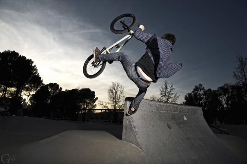 成年人,一个人,跳,横图,室外,运动,自行车,美国,仅一个男性,云,半空,拿着,休闲装,树,背面,天空,黄昏,活力,摄影,加利福尼亚,滑板坡道,技能,雷丁,彩图