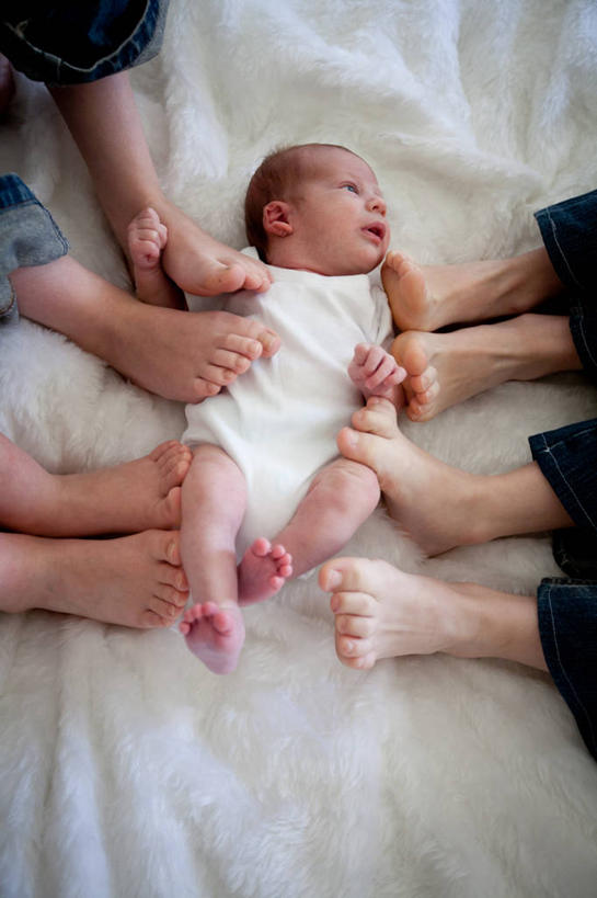 西方人,婴儿,儿童,腿,兄弟,姐妹,躺,竖图,俯视,室内,纯洁,英国,欧洲,欧洲人,五个人,英格兰,小孩,赤脚,可爱,童年,童趣,人体,摄影,活泼,部分,西欧,宝宝,大不列颠,足,童真,纯真,烂漫,无邪,大不列颠及北爱尔兰联合王国,大不列颠及爱尔兰联合王国,四肢,萨塞克斯,萨塞克斯郡,苏塞克斯,开端,东萨塞克斯郡,黑斯廷斯,伶俐,天真,男孩,男性,女孩,女性,白种人,孩子,仰卧,彩图,高角度拍摄,大不列颠王国,大英帝国,联合王国,日不落帝国