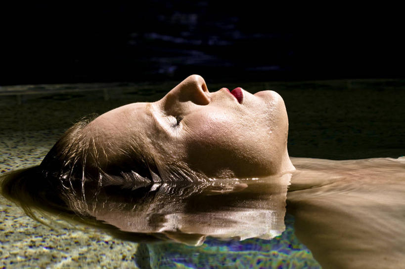 西方人,成年人,中年人,脸,头,脸颊,头发,一个人,游泳池,横图,室外,特写,白天,侧面,度假,欧洲,美国,欧洲人,仅一个女性,仅一个人,湿,服装,漂浮,反射,休闲装,肩膀,衣服,仅一个中年女性,休闲,思考,休闲服,放松,摄影,服饰,潮湿,毛发,湿润,女人,女性,中年女性,白种人,头部,脸部,脸蛋,面部,休闲活动,闭着眼睛,彩图,浸渍