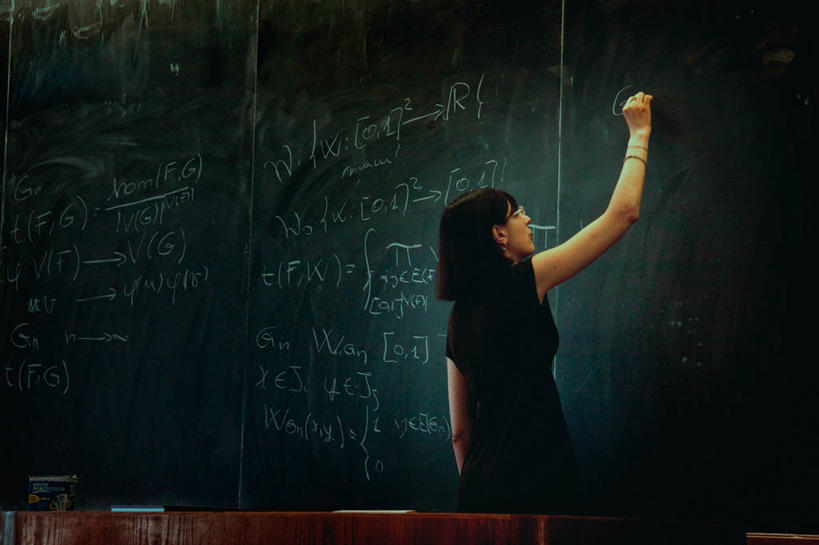 西方人,成年人,一个人,教师,站,举,横图,室内,侧面,智慧,桌子,意大利,欧洲,欧洲人,仅一个年轻女性,仅一个女性,仅一个人,写,眼镜,教育,休闲装,黑板,教,托,教室,摄影,知识,数学,数学符号,卡利亚里,年轻女性,女人,女性,白种人,年轻人,举起,举手,举着,向上举,向上伸,向上托,半身,彩图